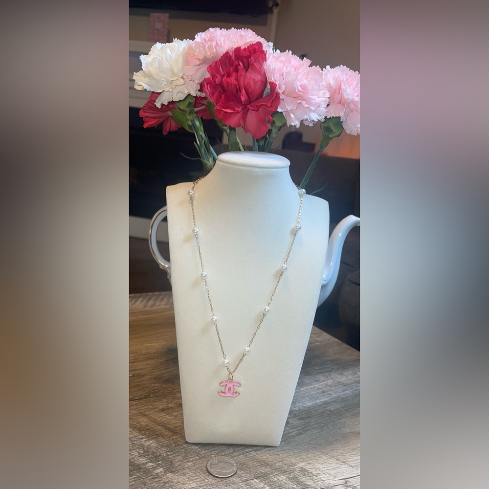 Elegant Pink and Gold Necklace with Pearls